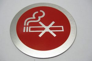 Alumiiniset pyöreät opastekyltit - Ofform tupakointi kielletty